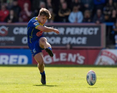 Warrington Wolves takımından Leon Hayes, 20 Nisan 202 'de Warrington, İngiltere' deki Halliwell Jones Stadyumu 'nda oynanan Warrington Wolves - Leigh Leopards maçında üst sahada top sürüyor.
