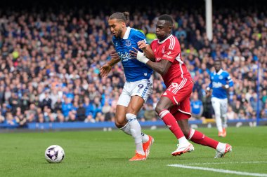 Nottingham Ormanı 'ndan Moussa Niakhat, Premier League maçında Everton, Nottingham Ormanı' na karşı Goodison Park, Liverpool, İngiltere 'de oynanan 21 Nisan 2024' de oynanan Premier League karşılaşmasında Everton 'dan Dominic Calvert-Lewin ile birlikte top için yarışıyor.