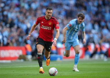 Manchester United takımından Diogo Dalot, 21 Nisan 202 'de Wembley Stadyumu' nda oynanan ve Coventry City ile Manchester United arasında oynanan FA Cup yarı final maçında topu ileri attı.