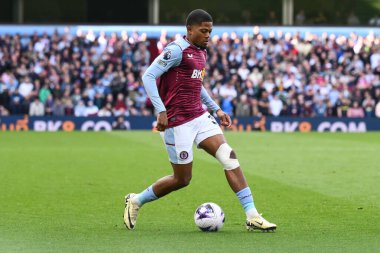 Aston Villa takımından Leon Bailey, 21 Nisan 202 'de Birmingham, Villa Park' ta oynanan Premier League maçı sırasında topla bir çıkış yaptı.