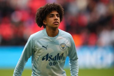 Manchester City 'den Rico Lewis, 20 Nisan 202' de Wembley Stadyumu 'nda oynanan ve Manchester City' nin Chelsea 'ye karşı oynadığı Emirates FA Cup yarı final karşılaşması öncesinde oynanan maç öncesi ısınma maçında...