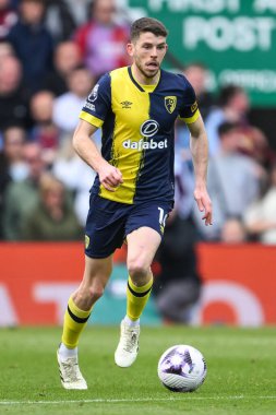 Bournemouth 'dan Ryan Christie Premier Lig maçında, 21 Nisan 202' de Birmingham, Villa Park 'ta Aston Villa' ya karşı Bournemouth maçında topa vuruyor.