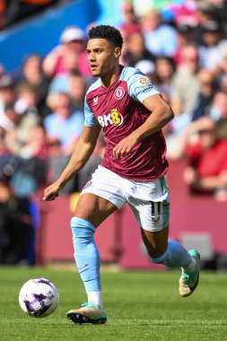 Aston Villa takımından Ollie Watkins Premier Lig maçında Villa Park, Birmingham, İngiltere 'de Aston Villa-Bournemouth maçında topa vuruyor.