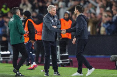 West Ham United 'ın teknik direktörü David Moyes ve Bayer Leverkusen' in Xabi Alonso teknik direktörü, UEFA Avrupa Ligi çeyrek final maçı sonrasında el sıkışıyor. West Ham United, Bayer 04 Leverkusen 'e karşı Londra Stadyumu, Londra, İngiltere, 18 Nisan 202