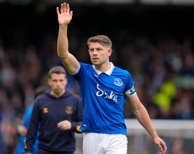 Everton 'dan James Tarkowski, İngiltere' nin Liverpool kenti Goodison Park 'ta oynanan Everton-Nottingham maçı sonrasında taraftarları selamlıyor.