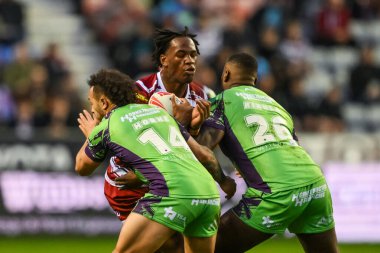 Wigan Warriors 'un Junior Nsemba' sı Castleford Tigers 'dan Samy Kibula ve Castleford Tigers' tan Liam Horne tarafından 19 Nisan 202 'de DW Stadyumu' nda oynanan Betfred Süper Lig 8. Raundunda yenildi.