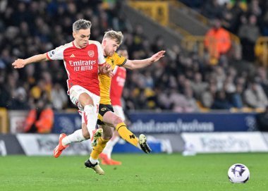 Wolverhampton Wanderers takımından Leandro Trossard ve Tommy Doyle, 20 Nisan 202 tarihinde Molineux, Wolverhampton, İngiltere 'de oynanan Premier League maçında Wolverhampton Wanderers - Arsenal maçında top için mücadele ettiler.