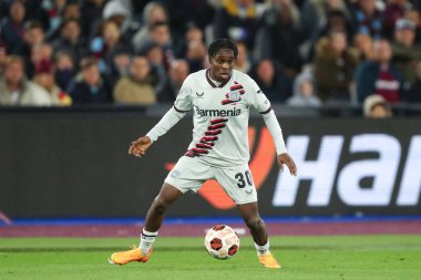 Bayer Leverkusen takımından Jeremie Frimpong, 18 Nisan 202 'de Londra' daki Londra Stadyumu 'nda oynanan UEFA Avrupa Ligi çeyrek final maçında öne geçti.