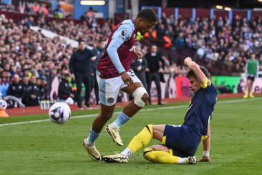 Aston Villa 'dan Leon Bailey, 21 Nisan 202' de Birmingham, İngiltere 'deki Villa Park' ta oynanan Premier League karşılaşmasında Bournemouth takımından Milos Kerkez ile karşılaştı.