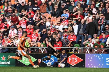 Barnsley 'li Aiden Marsh, 20 Nisan 202' de Bloomfield Road, Blackpool 'da oynanan Blackpool-Barnsley maçında topu aldı.