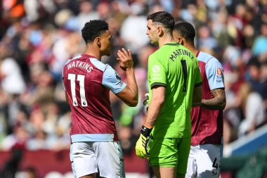 Aston Villa 'dan Ollie Watkins, Aston Villa' dan Emiliano Martnez 'e Premier Lig maçı sırasında Villa Park, Birmingham, Birleşik Krallık, 21 Nisan 2024' te Aston Villa 'ya karşı Bournemouth maçında talimat verdi.