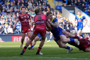 Warrington Wolves 'dan Sam Powell, 20 Nisan 202' de Halliwell Jones Stadyumu, Warrington, İngiltere 'de oynanan Betfred Süper Lig 8. Raundunda Leoparlara karşı Warrington Wolves maçında Leopards' tan Matt Moylan tarafından çizgiden çıkarıldı.