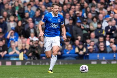Everton 'dan James Tarkowski Premier Lig maçı sırasında Goodison Park, Liverpool, İngiltere' de oynanan Everton - Nottingham Forest maçında sahanın yukarısına bakıyor.