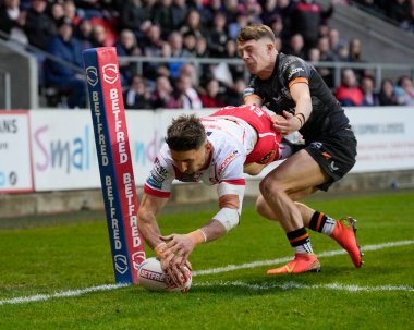 St. Helens takımından Tommy Makinson, 19 Nisan 202 'de St Helens vs Hull FC' de oynanan Betfred Süper Lig karşılaşmasında gol atmak için çizgiyi geçti.