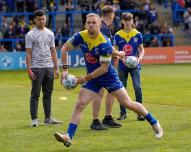 Warrington Wolves takımından Matt Dufty, 20 Nisan 202 'de Warrington, Warrington' daki Halliwell Jones Stadyumu 'nda oynanan Warrington Wolves - Leigh Leopards maçından önce ısınıyor.