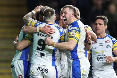 Leeds Rhinos takımından Paul Momirovski, 19 Nisan 202 'de Headingley Stadyumu' nda oynanan 8. Betfred Süper Lig karşılaşmasında takım arkadaşları Leeds Rhinos 'a karşı Huddersfield Giants maçında 16-12' lik galibiyetini kutluyor.