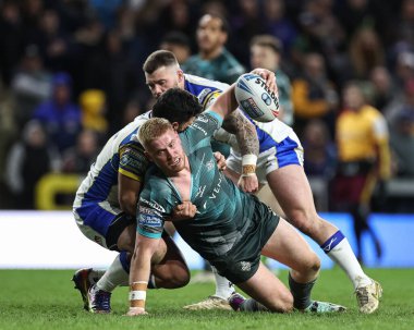 Huddersfield Giants 'tan Olly Wilson, Leeds Rhinos' tan Rhyse Martin tarafından 19 Nisan 202 'de Headingley Stadyumu' nda oynanan Betfred Süper Lig 8. Round karşılaşmasında yenildi.