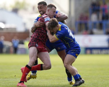 Warrington Wolves 'tan Paul Vaughan ve Warrington Wolves' tan Leon Hayes, Leopards 'dan Frankie Halton' u Halliwell Jones Stadyumu 'ndaki Warrington Wolves - Leigh Leopards maçında yenmek için bir araya geldiler. 