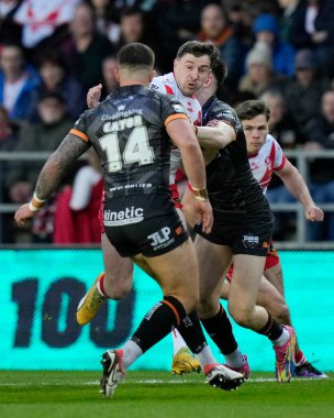 St. Helens takımından Mark Percival, 19 Nisan 202 'de St Helens vs Hull FC' de oynanan Betfred Süper Lig 8. Maçı 'nda Hull FC savunmasında koşuyor.