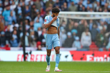 Coventry City 'den Ellis Simms, 21 Nisan 202 tarihinde Wembley Stadyumu' nda Coventry City ile Manchester United arasında oynanan Emirates FA Cup yarı final maçında 0-2 gerilemeye tepki gösterdi.