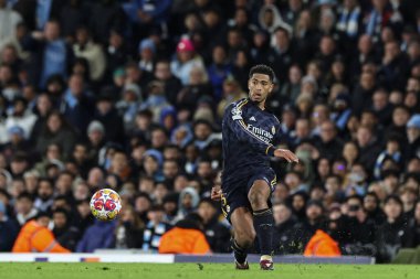 Real Madrid 'den Jude Bellingham, 17 Nisan 202 tarihinde Etihad Stadyumu' nda oynanan UEFA Şampiyonlar Ligi çeyrek final maçında topu geçiyor.