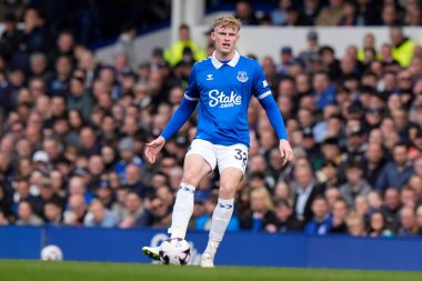 Jarrad Branthwaite, Premier Lig maçı sırasında Goodison Park, Liverpool 'da Everton-Nottingham Forest maçında pas attı.