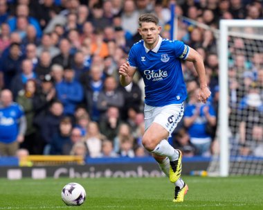 Everton 'dan James Tarkowski Premier Lig maçı sırasında Goodison Park, Liverpool' da Everton ve Nottingham Forest maçında topla koşuyor, 21 Nisan 202
