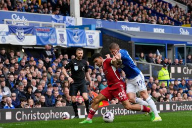 Everton 'dan Vitaliy Mykolenko, Premier League maçı sırasında Nottingham Ormanı' ndan Morgan Gibbs-White ile Goodison Park, Liverpool, Birleşik Krallık 'ta oynanan Everton-Nottingham maçı sırasında top için yarışıyor.