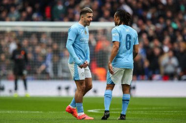 Manchester City 'den Jack Grealish, 20 Nisan 2024' te Wembley Stadyumu 'nda Manchester City' nin Chelsea 'ye karşı oynadığı Emirlikler Kupası yarı final maçında Manchester City' den Nathan Ak ile konuştu.