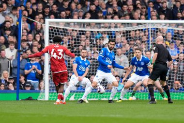 Everton 'dan Andres Gomes, Premier League maçı sırasında İngiltere' nin Liverpool kenti Goodison Park 'ta oynanan Everton-Nottingham maçı sırasında Nottingham Ormanı' ndan Ola Aina 'nın attığı şutu blokladı.