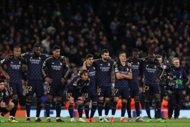 Real Madrid takımı, 17 Nisan 202 tarihinde Etihad Stadyumu 'nda oynanan UEFA Şampiyonlar Ligi çeyrek final maçında Real Madrid' e karşı penaltı atışını izliyor.