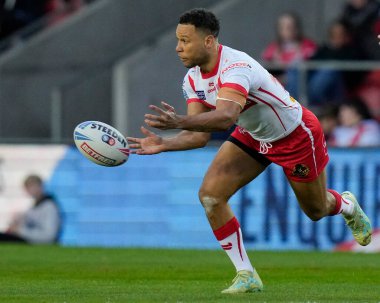 St. Helens takımından Moses Mbye, 19 Nisan 202 'de St Helens vs Hull FC' de oynanan Betfred Süper Lig 8. Maçı 'nda pas veriyor.