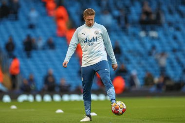 Manchester City 'den Kevin De Bruyne 17 Nisan 202' de Etihad Stadyumu 'nda oynanan UEFA Şampiyonlar Ligi çeyrek final maçında ısınma turunda