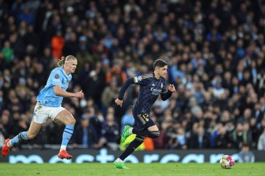 Real Madrid 'den Federico Valverde, Manchester City' den Erling Haaland 'ın 17 Nisan 202' de Etihad Stadyumu 'nda oynanan UEFA Şampiyonlar Ligi çeyrek final maçında attığı topla yarışıyor.