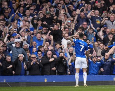 Everton 'dan Dwight McNeil, İngiltere' nin Liverpool kenti Goodison Park 'ta oynanan Premier League maçı sırasında Gwladys Street' in önünde attığı ikinci golü kutluyor.