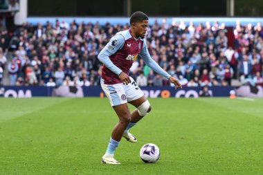 Aston Villa takımından Leon Bailey, 21 Nisan 202 'de Birmingham, Villa Park' ta oynanan Premier League maçı sırasında topla bir çıkış yaptı.