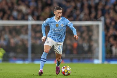 Manchester City 'den Phil Foden, 17 Nisan 202 tarihinde Etihad Stadyumu' nda oynanan UEFA Şampiyonlar Ligi çeyrek final maçında topa vuruyor.