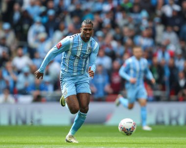 Coventry City 'den Hacı Wright, Birleşik Krallık' ın Wembley Stadyumu 'ndaki Coventry City-Manchester United maçında 21 Nisan 202 tarihinde oynanan Emirlikler Kupası yarı final maçında öne çıktı.