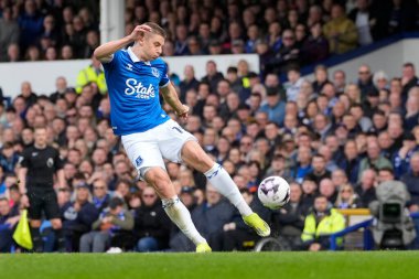 Everton 'dan Vitaliy Mykolenko, Premier League maçında Goodison Park, Liverpool, İngiltere' de oynanan Everton-Nottingham Forest maçında gol atarken, 21 Nisan 202