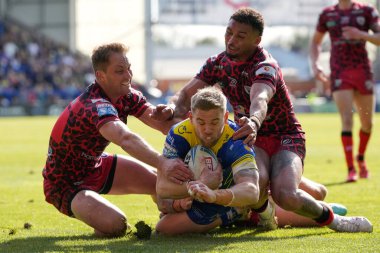 Warrington Wolves takımından Matt Dufty 20 Nisan 202 'de Halliwell Jones Stadyumu, Warrington' da oynanan Warrington Wolves - Leigh Leopards maçında sayı yapmak için deneme çizgisine daldı.