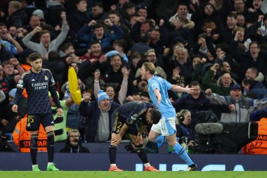 Manchester City 'den Kevin De Bruyne, 17 Nisan 202 tarihinde Etihad Stadyumu' nda oynanan UEFA Şampiyonlar Ligi çeyrek final maçında 1-1 'lik galibiyetini kutluyor.