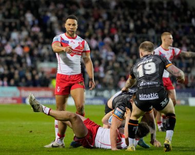 St. Helens 'den Moses Mbye, 19 Nisan 202' de St Helens vs Hull FC 'nin oynadığı Betfred Süper Lig karşılaşmasında talimatları haykırıyor.