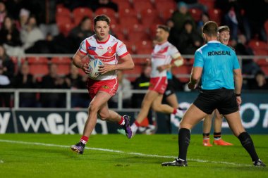 St. Helens 'den Jack Welsby, St Helens vs Hull FC' nin 19 Nisan 202 'de St.Helens Stadyumu' nda oynanan Betfred Süper Lig maçında 56-0 'lık skoru yapmak için koşuyor.