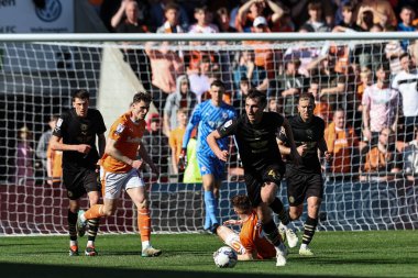 Barnsley 'den Josh Earl, 20 Nisan 202' de Bloomfield Road, Blackpool, İngiltere 'de oynanan Blackpool-Barnsley maçında topa vuruyor.