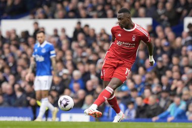 Nottingham Ormanı 'ndan Moussa Niakhat Premier Lig maçı sırasında Goodison Park, Liverpool' da Everton Nottingham Ormanı 'na karşı 21 Nisan 2024' te pas attı.