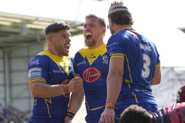 Warrington Wolves 'tan Joe Philbin, Warrington Wolves' tan Matt Dufty ile birlikte 20 Nisan 202 'de Halliwell Jones Stadyumu' nda oynanan Betfred Süper Lig 8. Raundu karşılaşmasında gol kralı Matt Dufty 'i kutluyor.