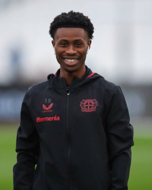 Bayer Leverkusen 'den Nathan Tella, UEFA Avrupa Ligi çeyrek final karşılaşmasında 18 Nisan 202' de Londra 'daki Londra Stadyumu' nda oynanan Bayer 04 Leverkusen maçında maçı izledi.