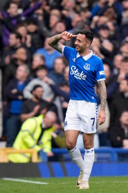 Everton 'dan Dwight McNeil, İngiltere' nin Liverpool kenti Goodison Park 'ta oynanan Premier League maçında Everton-Nottingham Forest maçında 2-0' lık skorla gol attıktan sonra taraftarları selamlıyor.