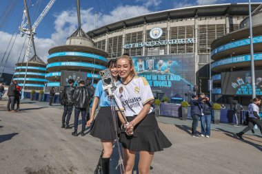 taraftarlar Etihad 'a UEFA Şampiyonlar Ligi çeyrek final maçında geldiler Manchester City, Manchester, İngiltere Etihad Stadyumu' nda Real Madrid 'e karşı, 17 Nisan 202