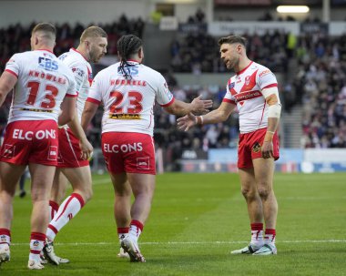 St. Helens 'ten Tommy Makinson, 19 Nisan 202' de St Helens vs Hull FC 'de oynanan Betfred Süper Lig 8' inci Raundda St. Helens vs Hull FC 'ye karşı oynadığı maçta gol attıktan sonra St. Helens' li Konrad Hurrell ile kutlama yapıyor.